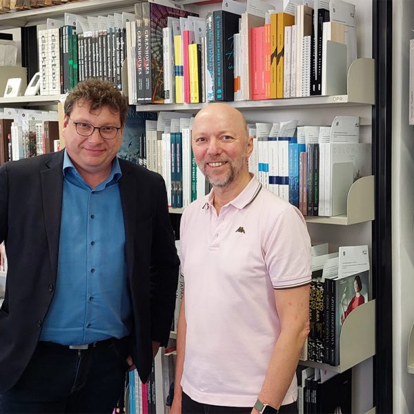 Dr. Bernhard Lübbers und Martin Rosner vor den eingereichten Büchern